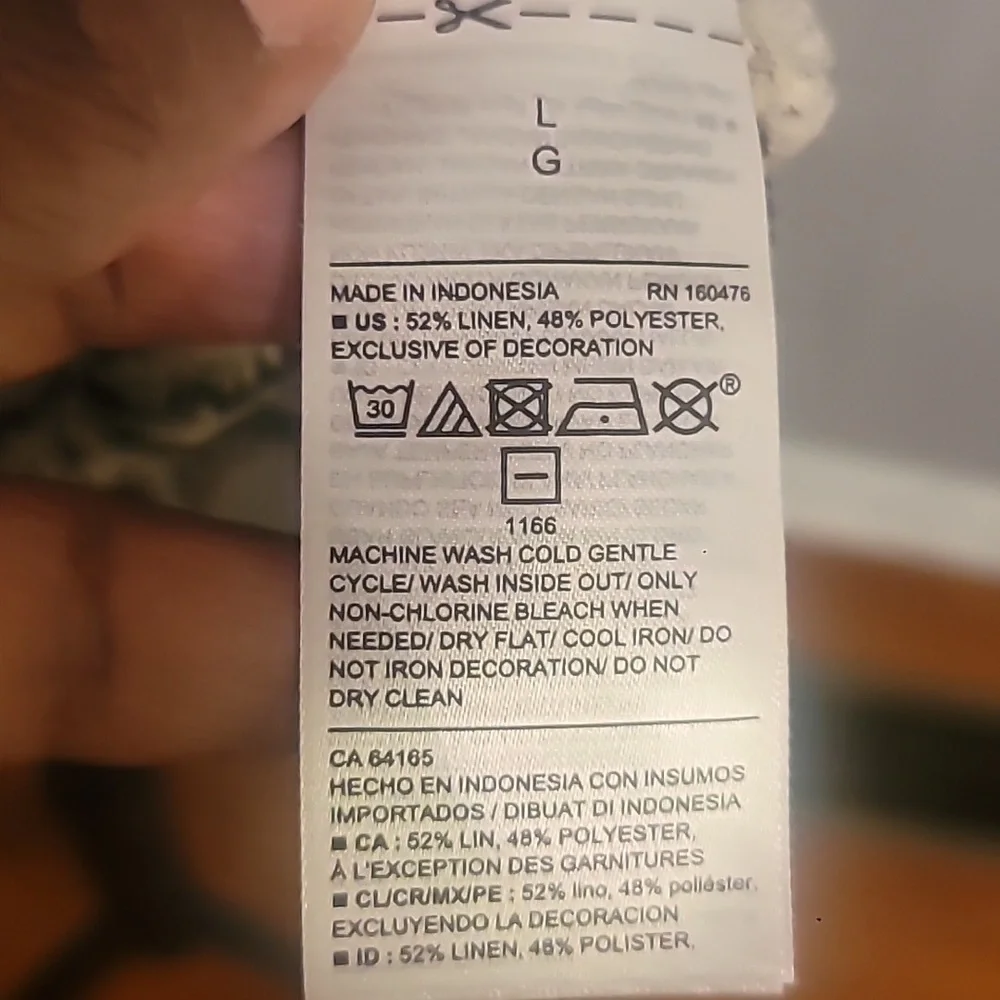 Old Navy Floral Top Large w/Key Hole Tassels - Picture 10 of 11